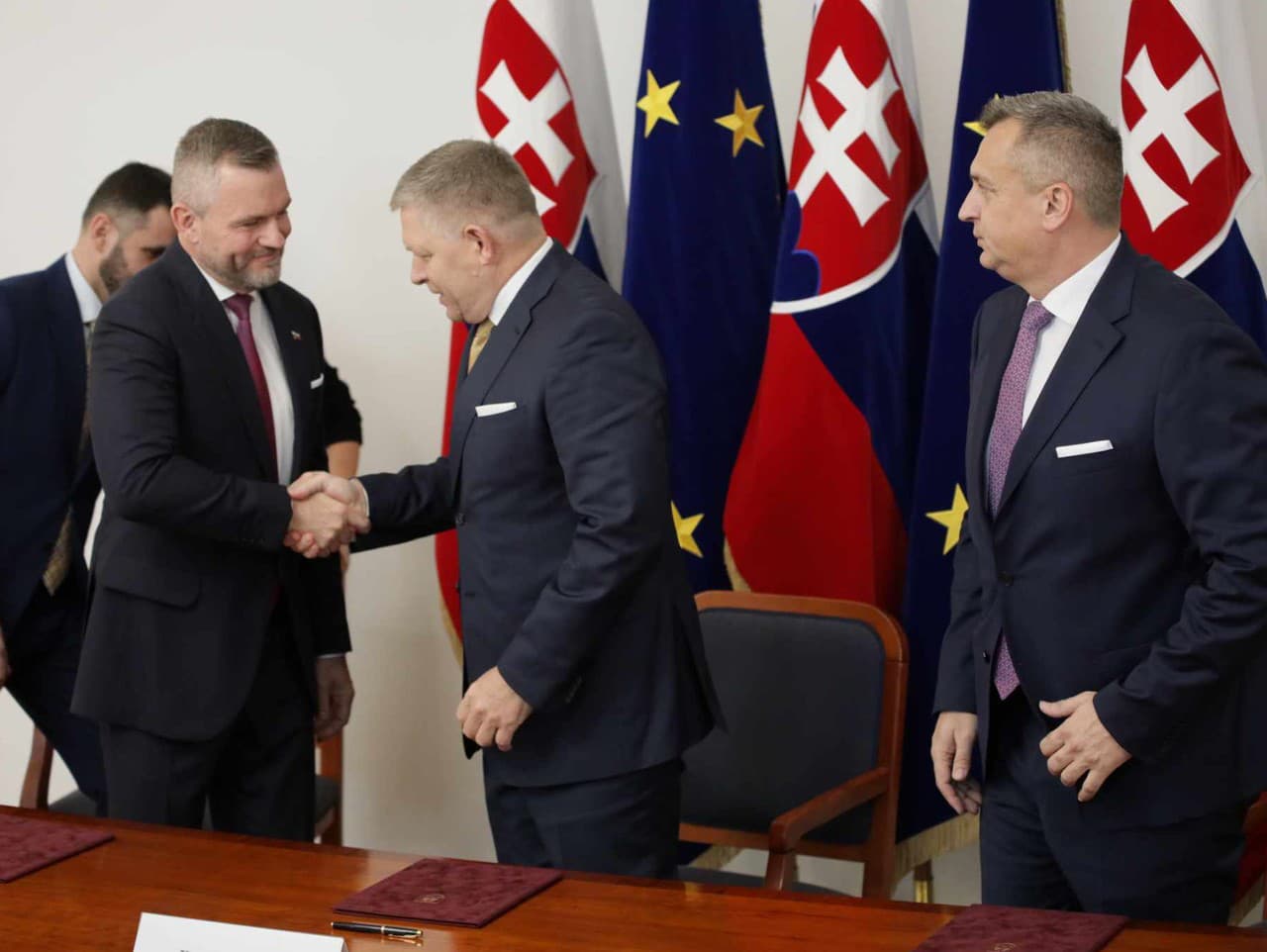Lídri strán Smer-SD, Hlas-SD a SNS podpísali v pondelok koaličnú dohodu.