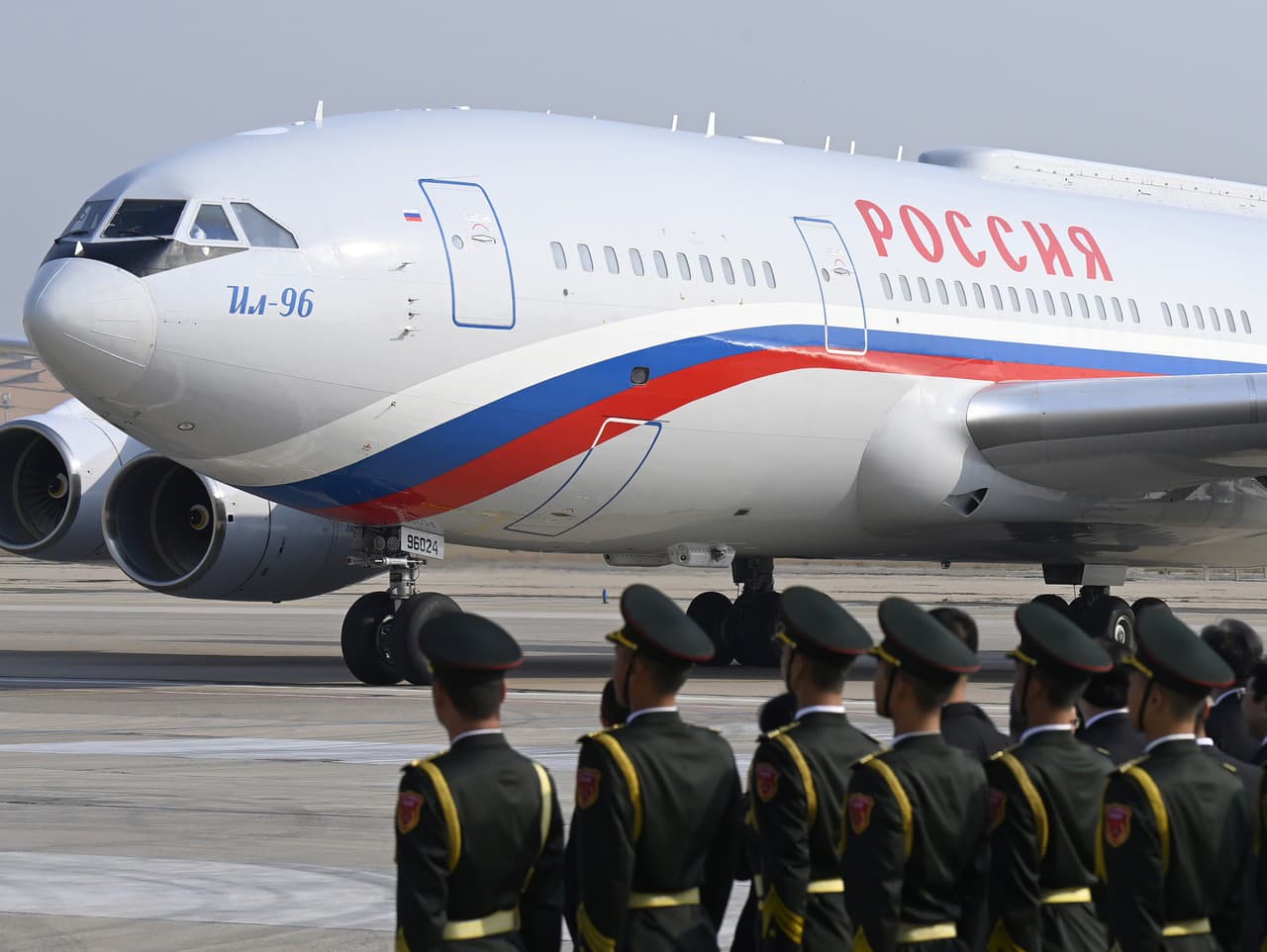 Lietadlo s ruským prezidentom Vladimírom Putinom prilieta na medzinárodné letisko v Pekingu pred tretím fórom Jeden pás, jedna cesta na medzinárodnom letisku v Pekingu v utorok 17. októbra 2023.