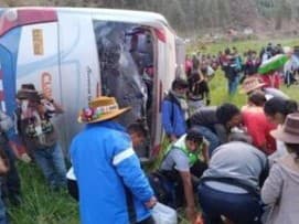 Autobus v Peru plný turistov zišiel z cesty a prevrátil sa v blízkosti farmy Tintinco.