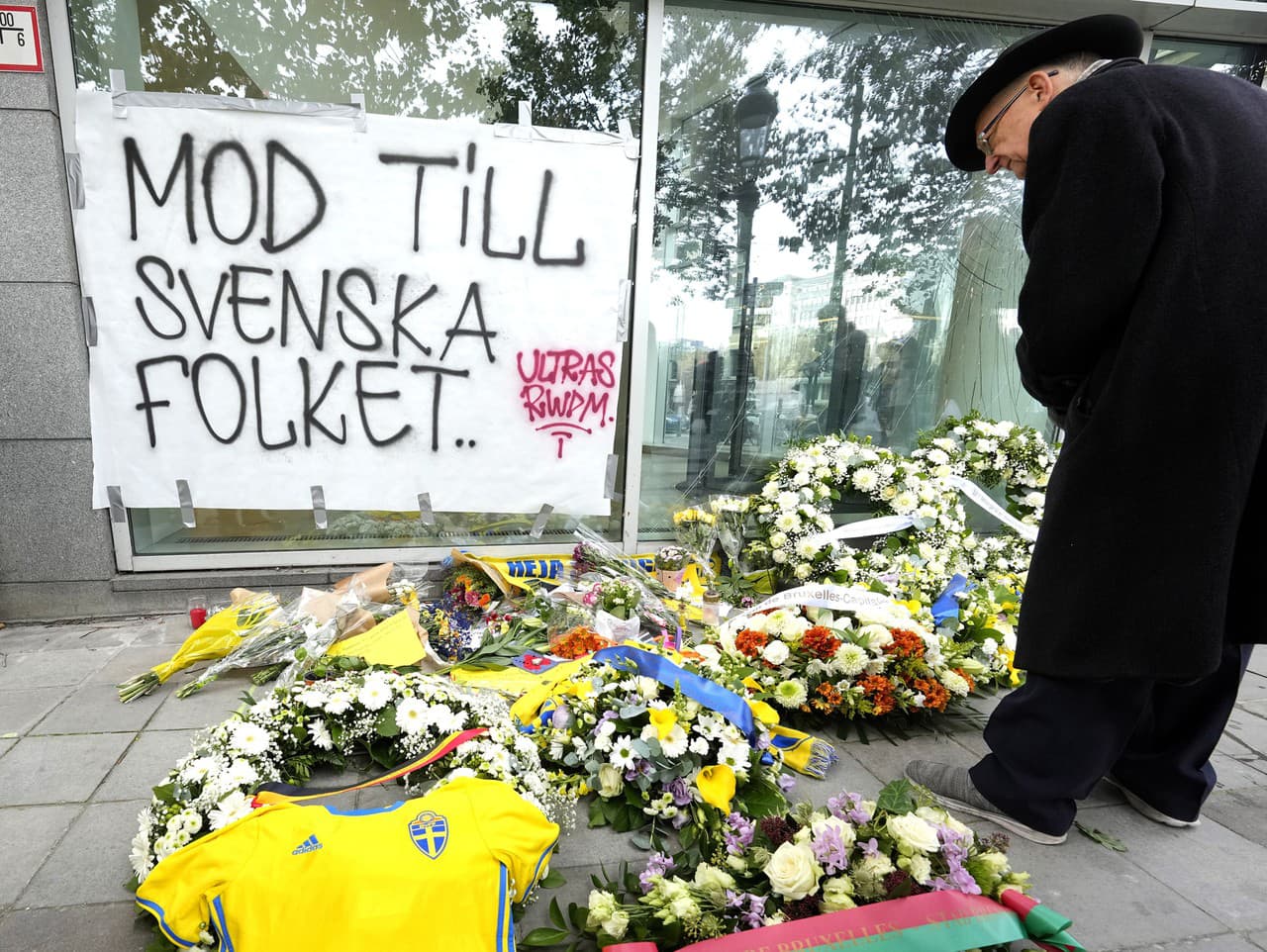 Ľudia kladú na miesto teroristického útoku v Bruseli kvety