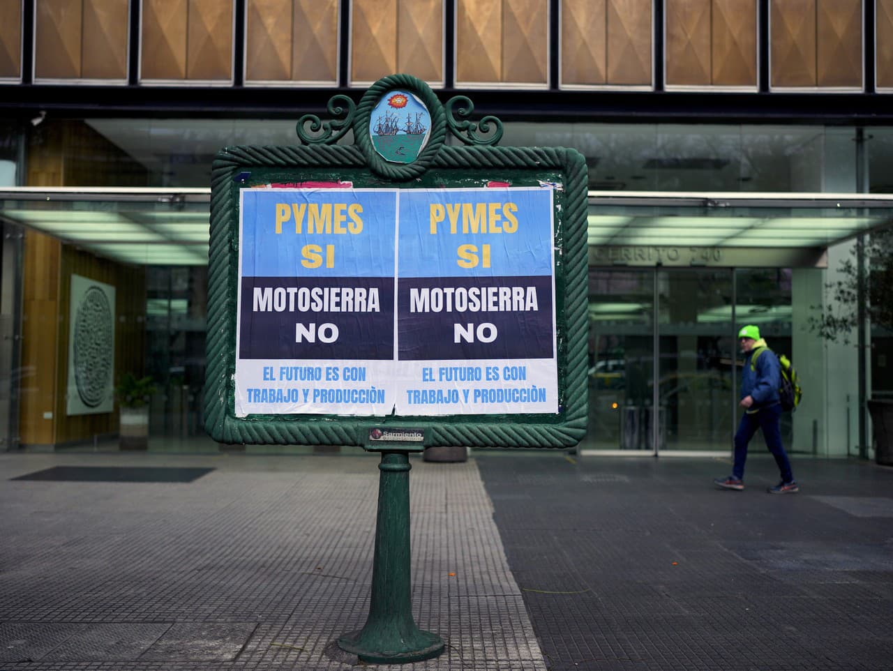 Predvolebné plagáty, ktorú sú namierené proti prezidentskému kandidátovi ekonómovi Javierovi Mileiovi v Buenos Aires