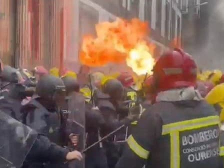 Protest hasičov pred Provinčným palácom v španielskom Ourense (Galícia)