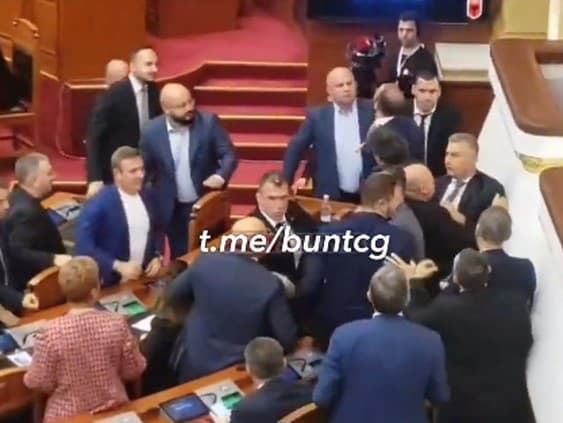 Potýčka v albánskom parlamente donútila zasadať poslancov online