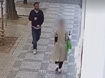 Násilník bil ženy za bieleho dňa na ulici, kamerové záznamy ho usvedčili