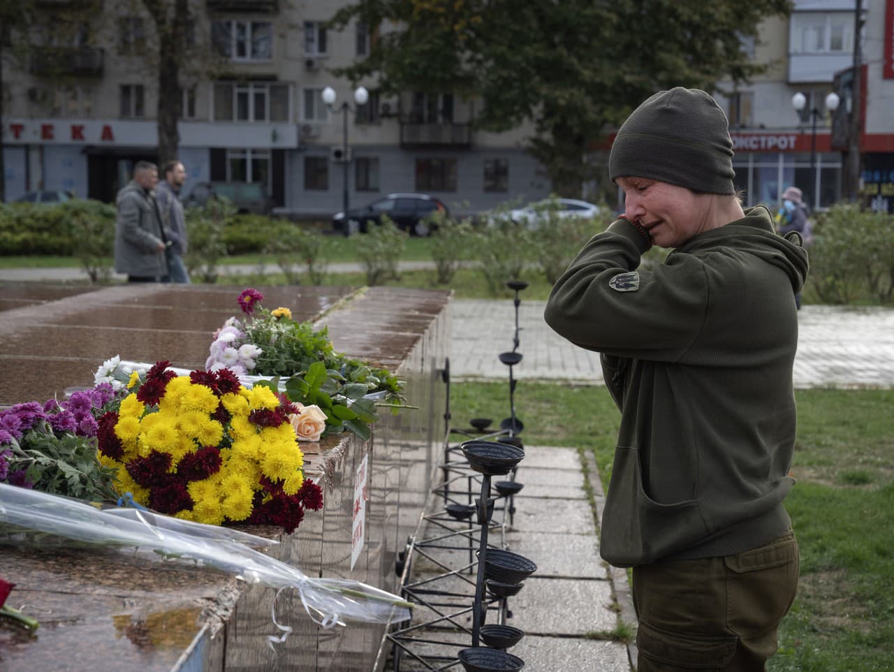 Služobníčka plače pri kladení kvetov na pamiatku padlých pri príležitosti jedného roka od znovudobytia mesta Cherson ukrajinskými okupačnými silami v Chersone na Ukrajine