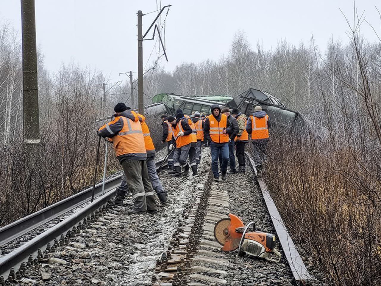 Na snímke zamestnanci Ruskej železničnej spoločnosti pracujú pri vykoľajených vagónoch vlaku s nákladom v Riazanskej oblasti v Rusku.