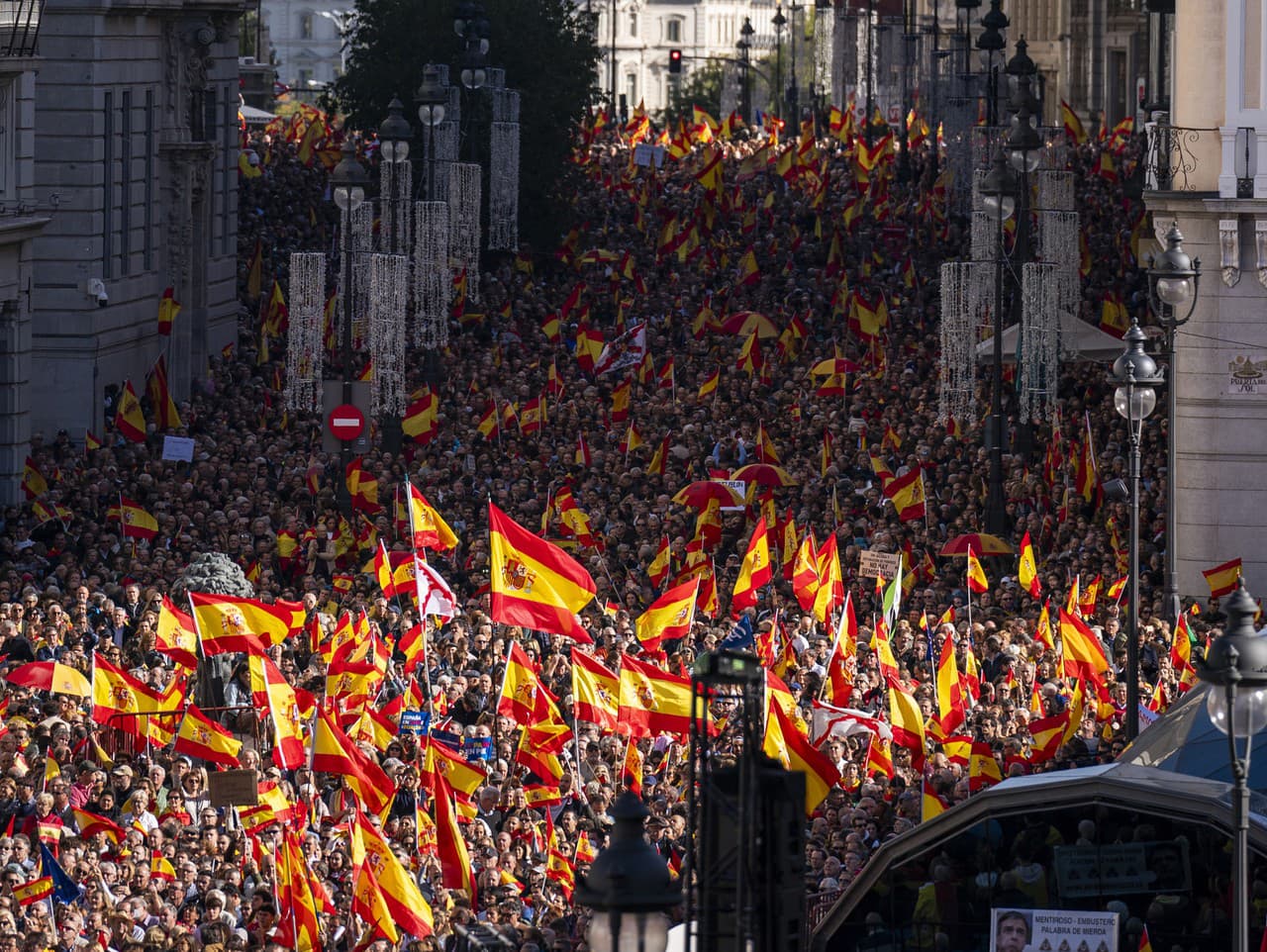 Zhromaždenie proti zákonu o amnestii pre katalánskych separatistov v Madride 