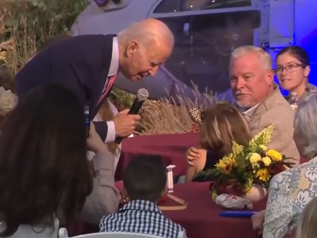 Joe Biden oslovil malé dievčatko.