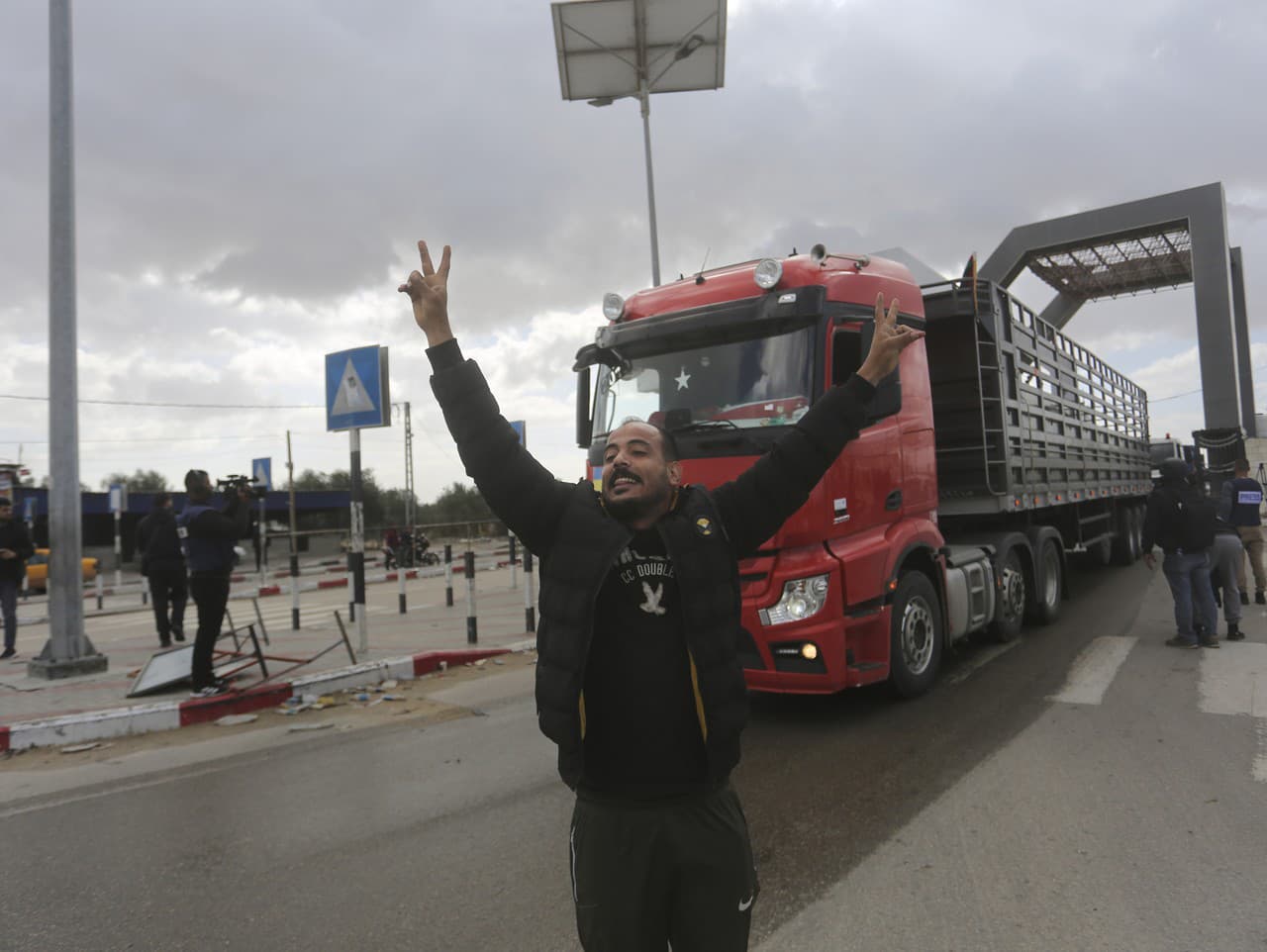 Konvoj jordánskej humanitárnej pomoci vstupuje z Egypta do pásma Gazy v Rafahu v pondelok 20. novembra 2023.