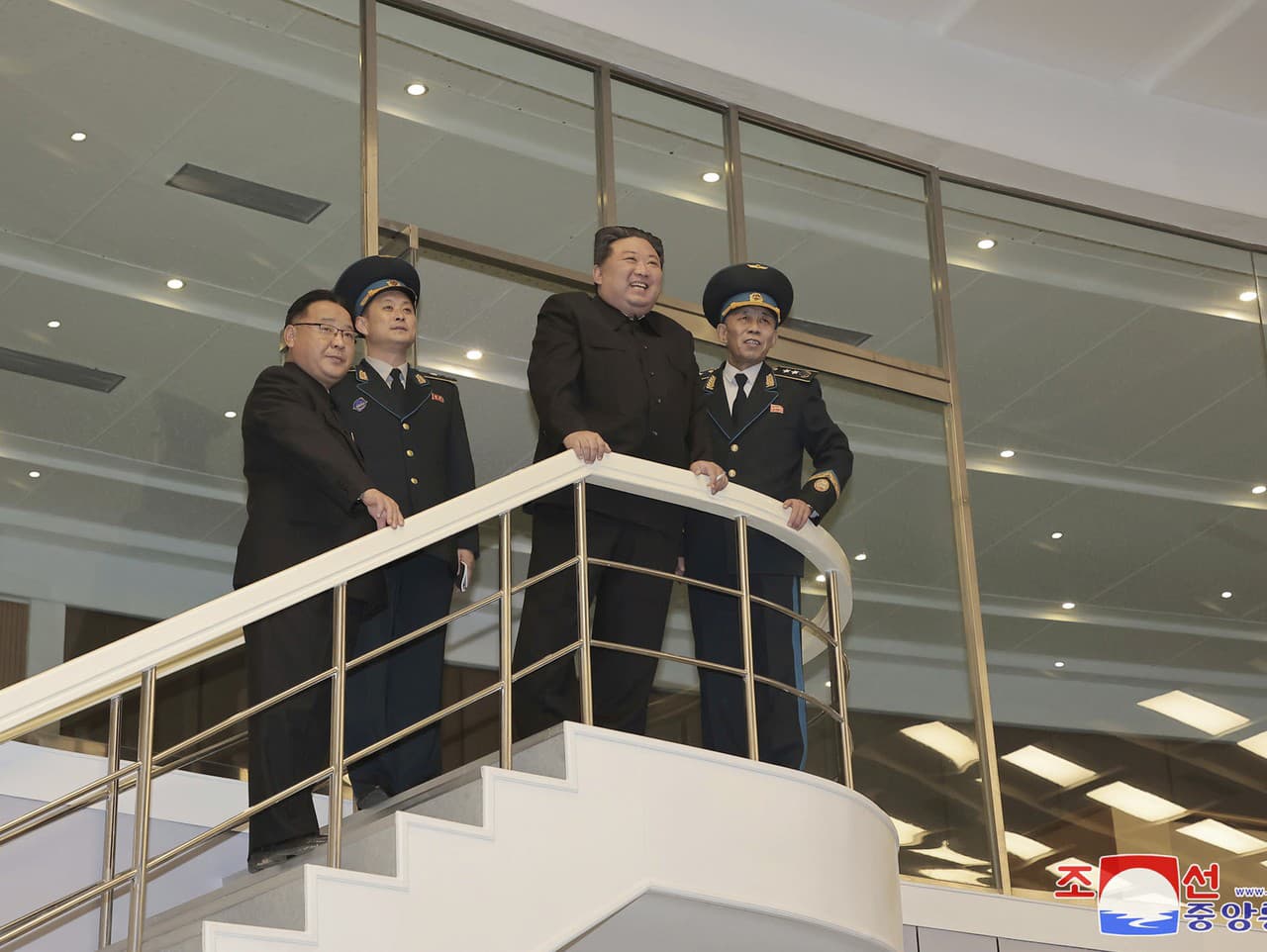 Na snímke poskytnutej severokórejskou vládou severokórejský vodca Kim Čong-un sleduje stav satelitu v satelitnom riadiacom centre v severokórejskom Pchjongjangu v stredu 22. novembra 2023