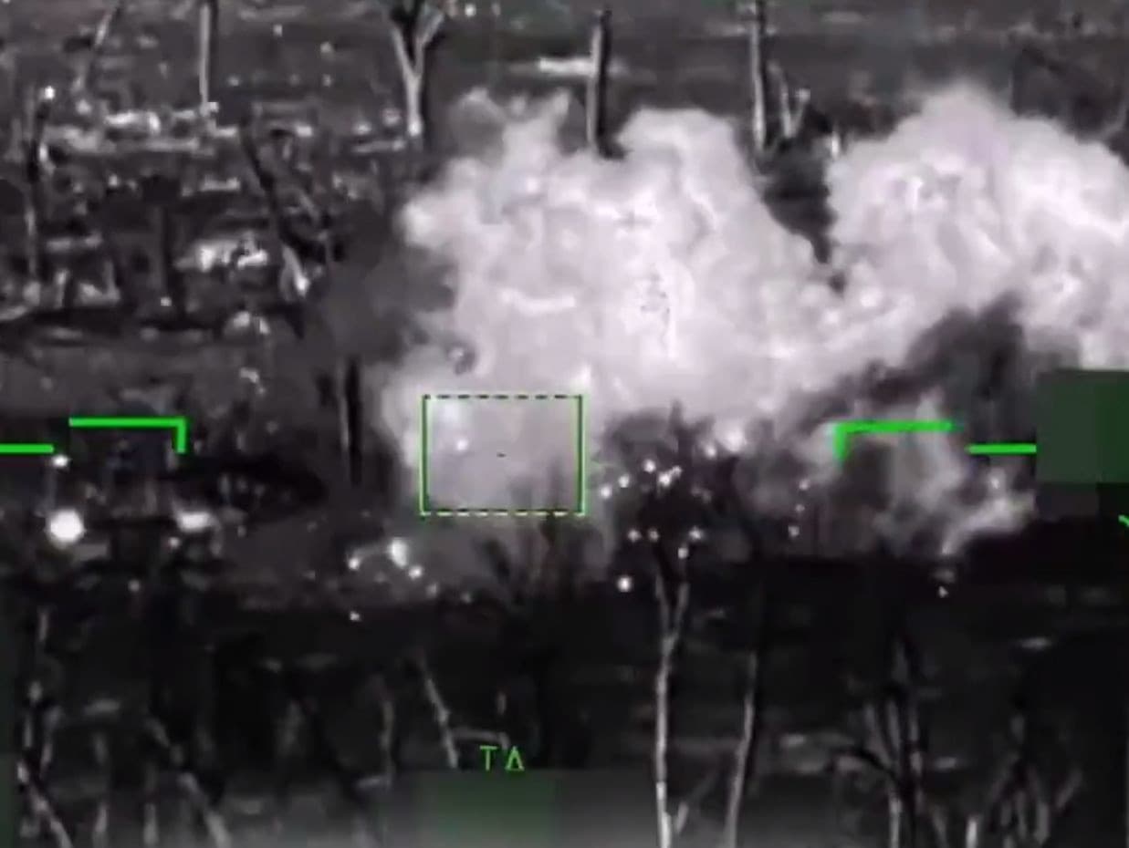 Video má zachytávať výbuch ruského obrneného vozidla.