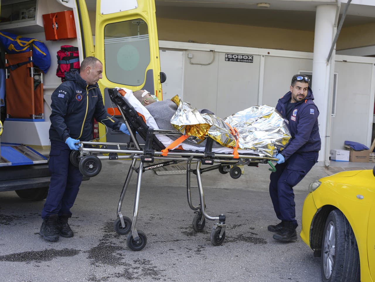Zdravotníci prevážajú preživšieho zo stroskotanej lode do nemocnice na severovýchodnom ostrove Lesbos v Egejskom mori v Grécku v nedeľu 26. novembra 2023.