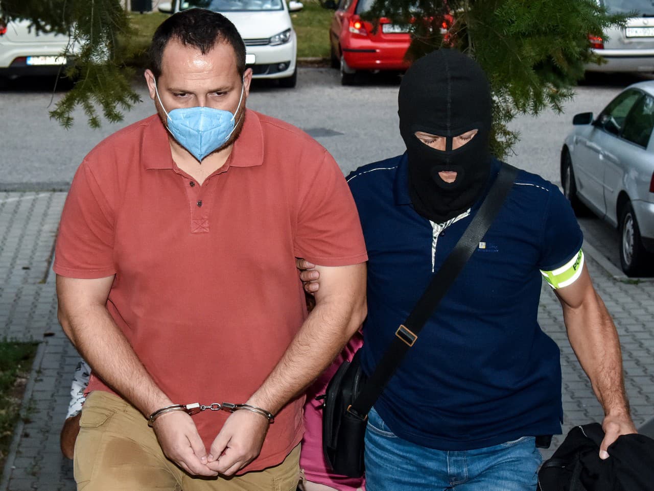 zadržaný Pavol Ďurka prichádza v sprievode polície na Okresný súd (OS) Bratislava III