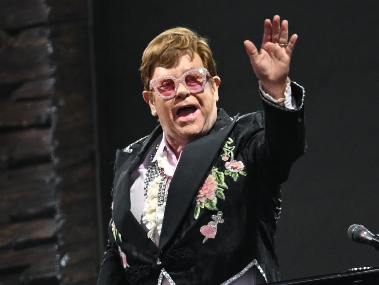 Elton John vystupuje na koncerte v rámci svojho rozlúčkového turné s názvom Farewell Yellow Brick Road vo Frankfurte nad Mohanom