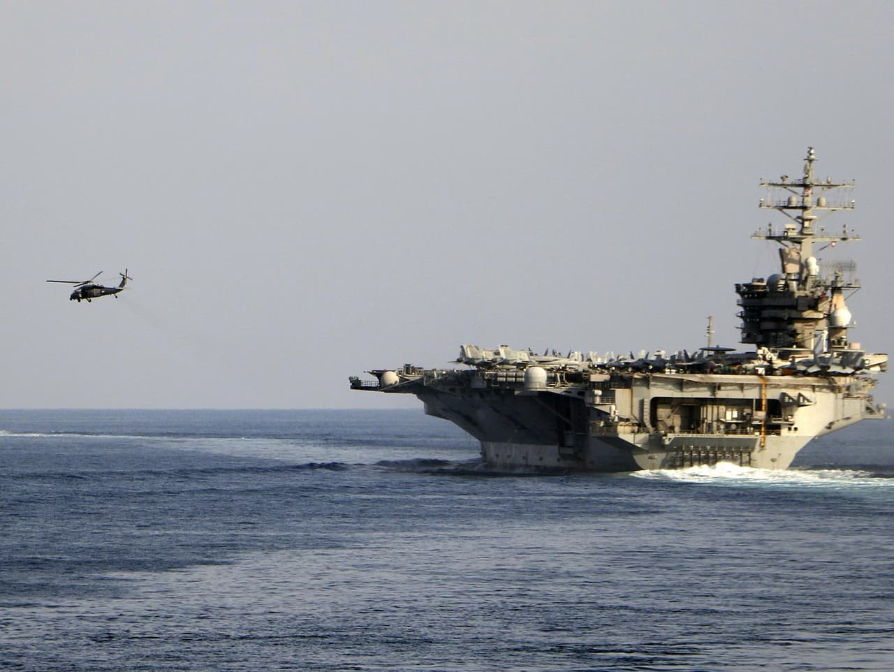 Lietadlová loď USS Dwight D. Eisenhower a ďalšie vojnové lode preplávajú Hormuzský prieliv do Perzského zálivu v nedeľu 26. novembra 2023 ako súčasť širšieho amerického nasadenia na Blízkom východe uprostred vojny medzi Izraelom a Hamasom.