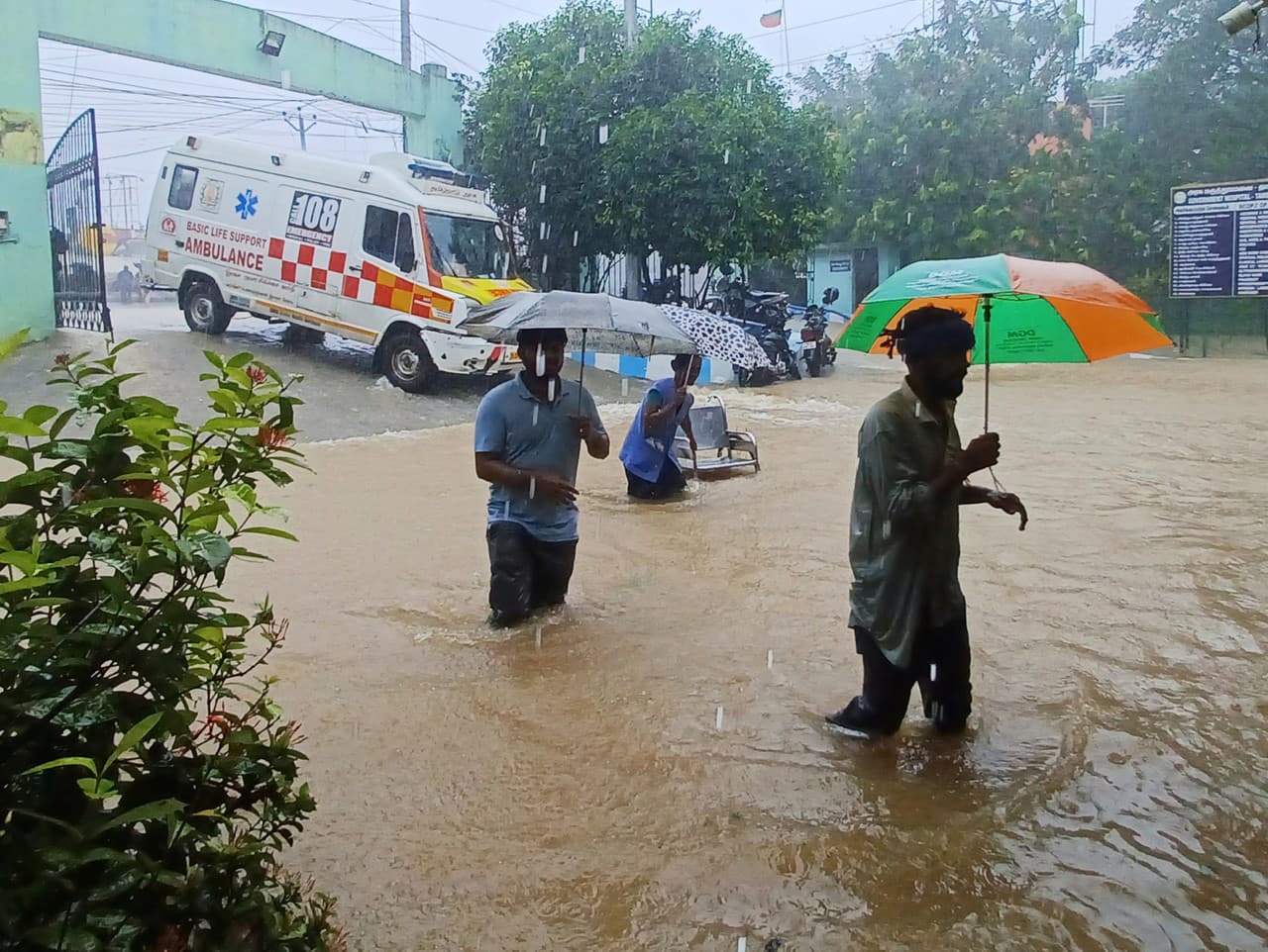 Vládna nemocnica Tambaram je zaplavená po silných dažďoch na pobreží Bengálskeho zálivu v Chennai.
