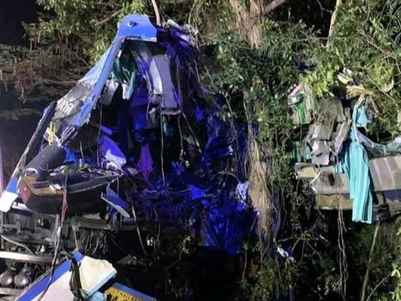 Tragická nehoda autobusu v Thajsku si vyžiadala mnoho obetí.