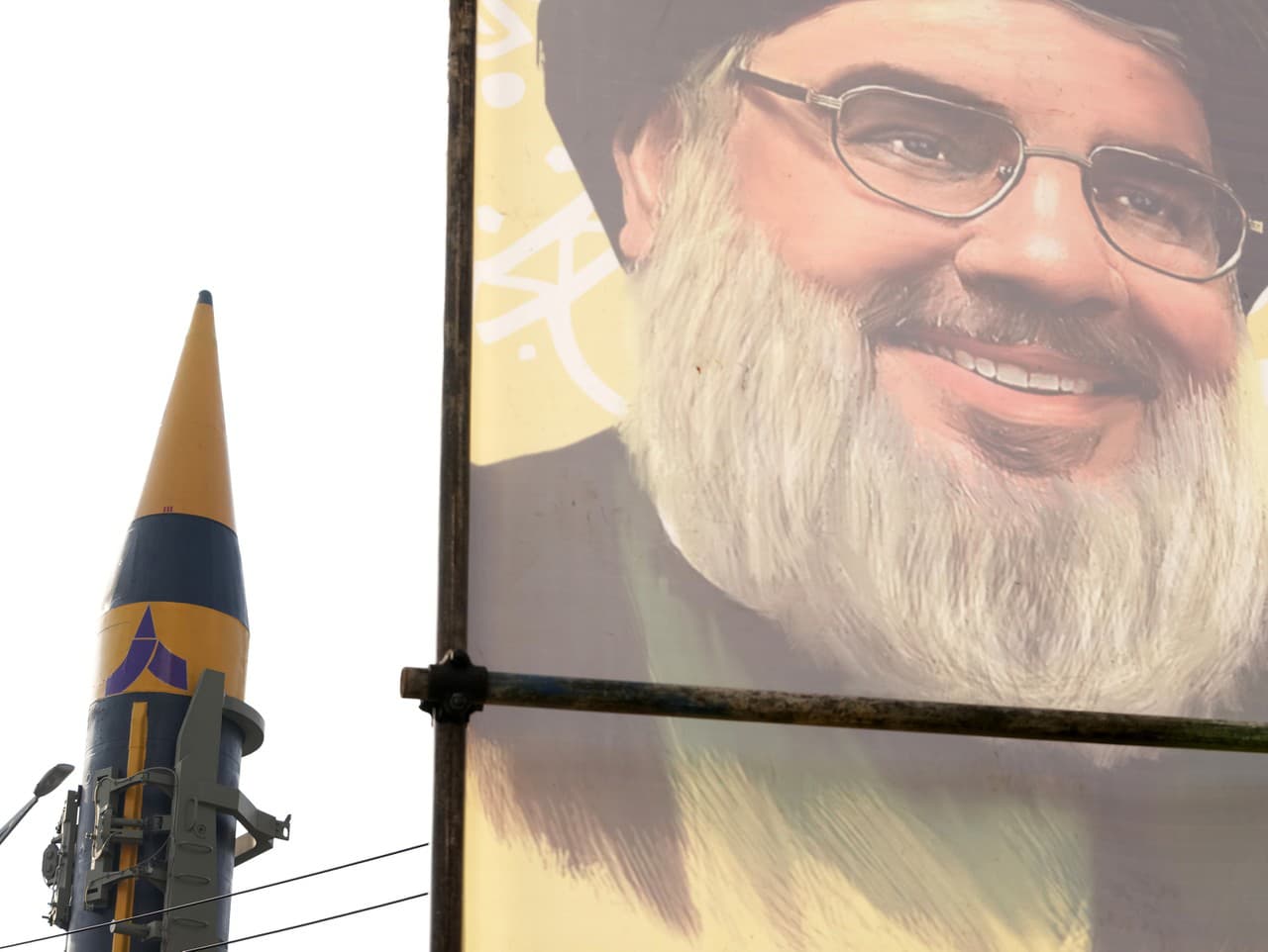 Iránska raketa domácej výroby je vystavená pred portrétom vodcu libanonského hnutia Hizballáh Sajjida Hasana Nasralláha