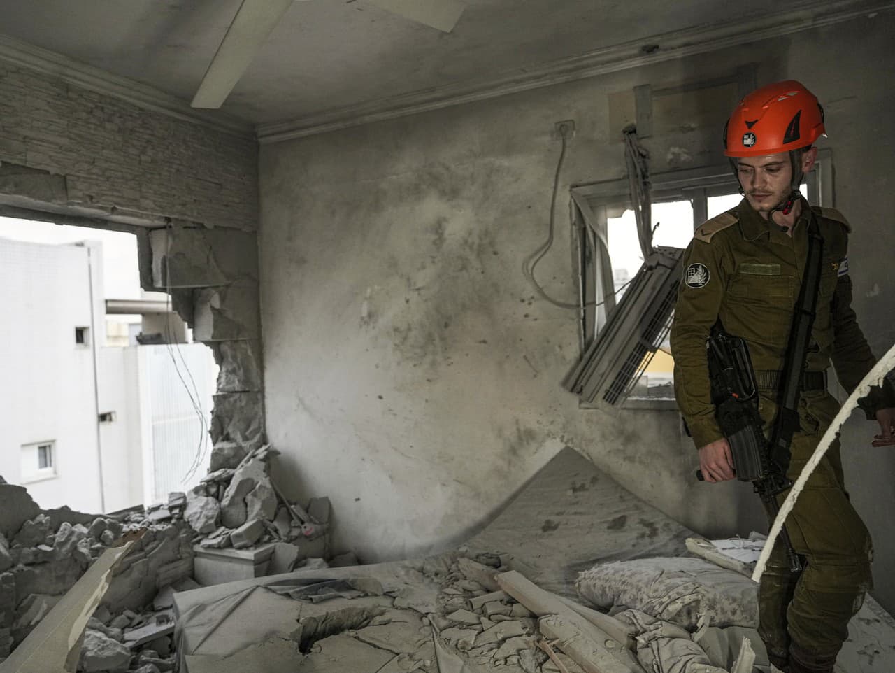 Škody po raketovom útoku z pásma Gazy na izraelské mesto Aškelon 