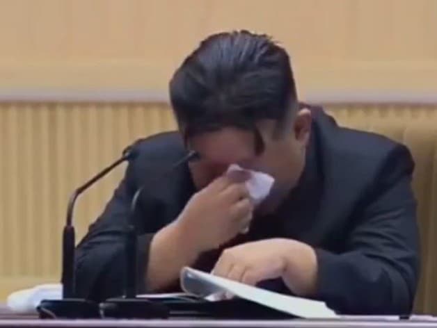 Kimovi počas prejavu vyhŕkli slzy.