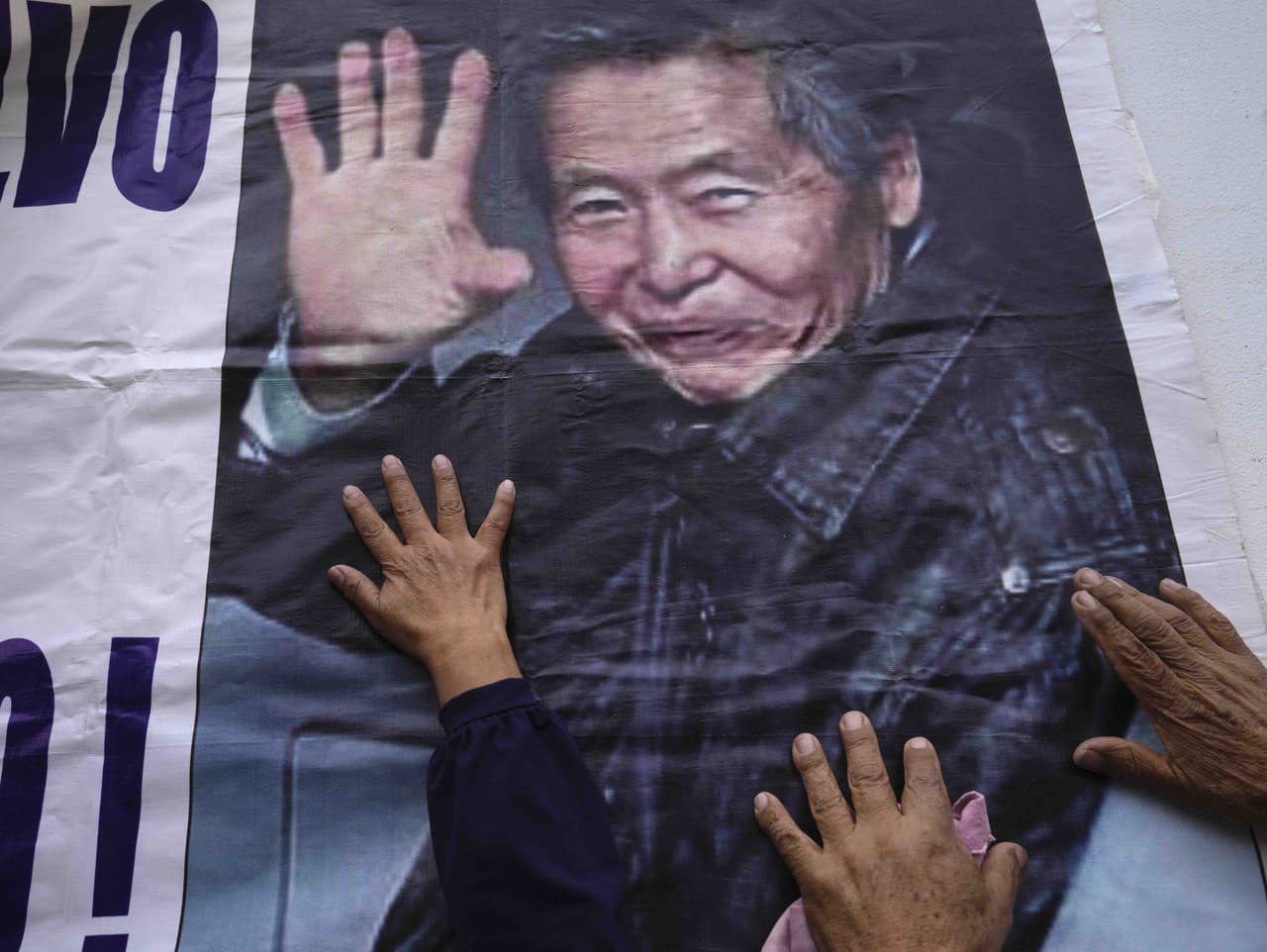 Priaznivci väzneného prezidenta Alberta Fujimoriho tancujú pred väznicou, kde je internovaný na predmestí Limy v Peru