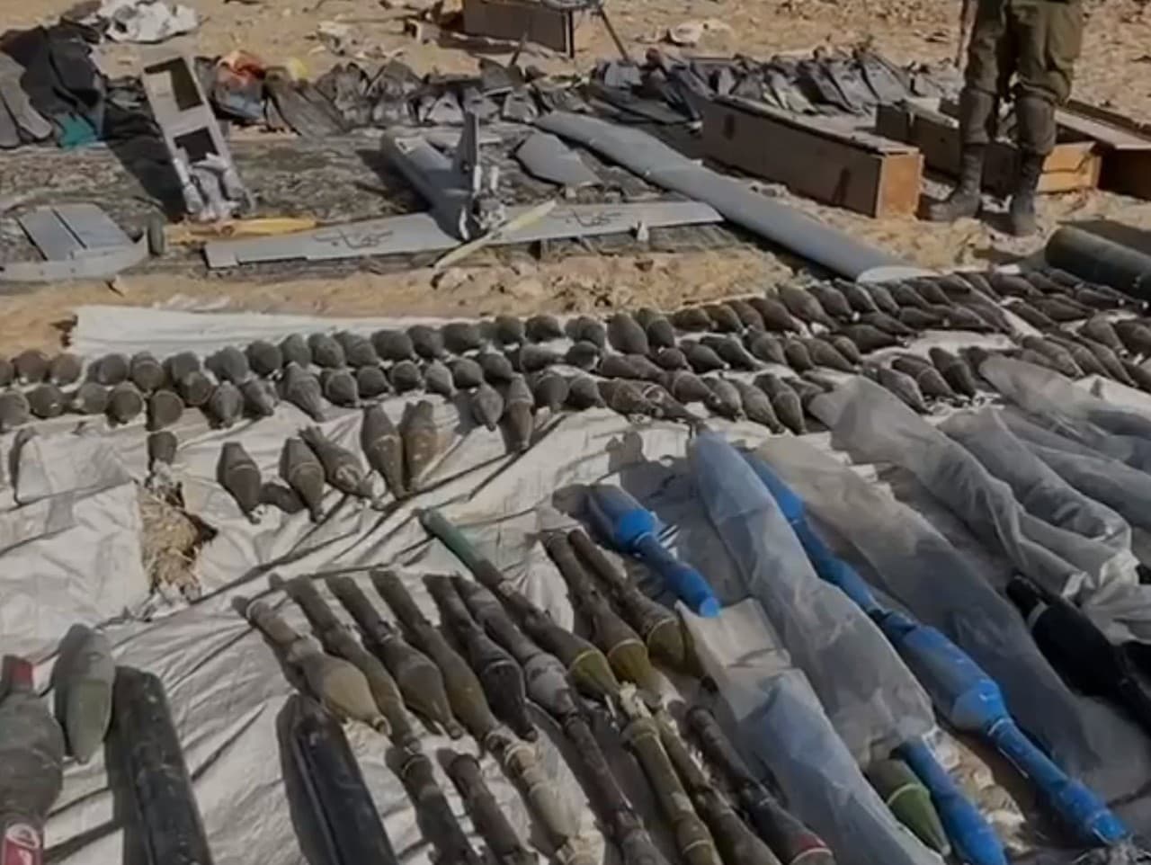 Izraelskí vojaci objavili obrovský sklad zbraní Hamasu.