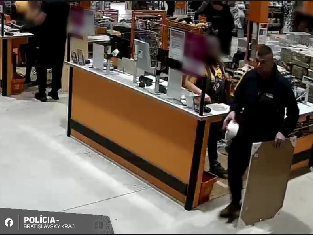 Polícia vyšetruje okolnosti krádeže svietiaceho soba v bratislavskej predajni