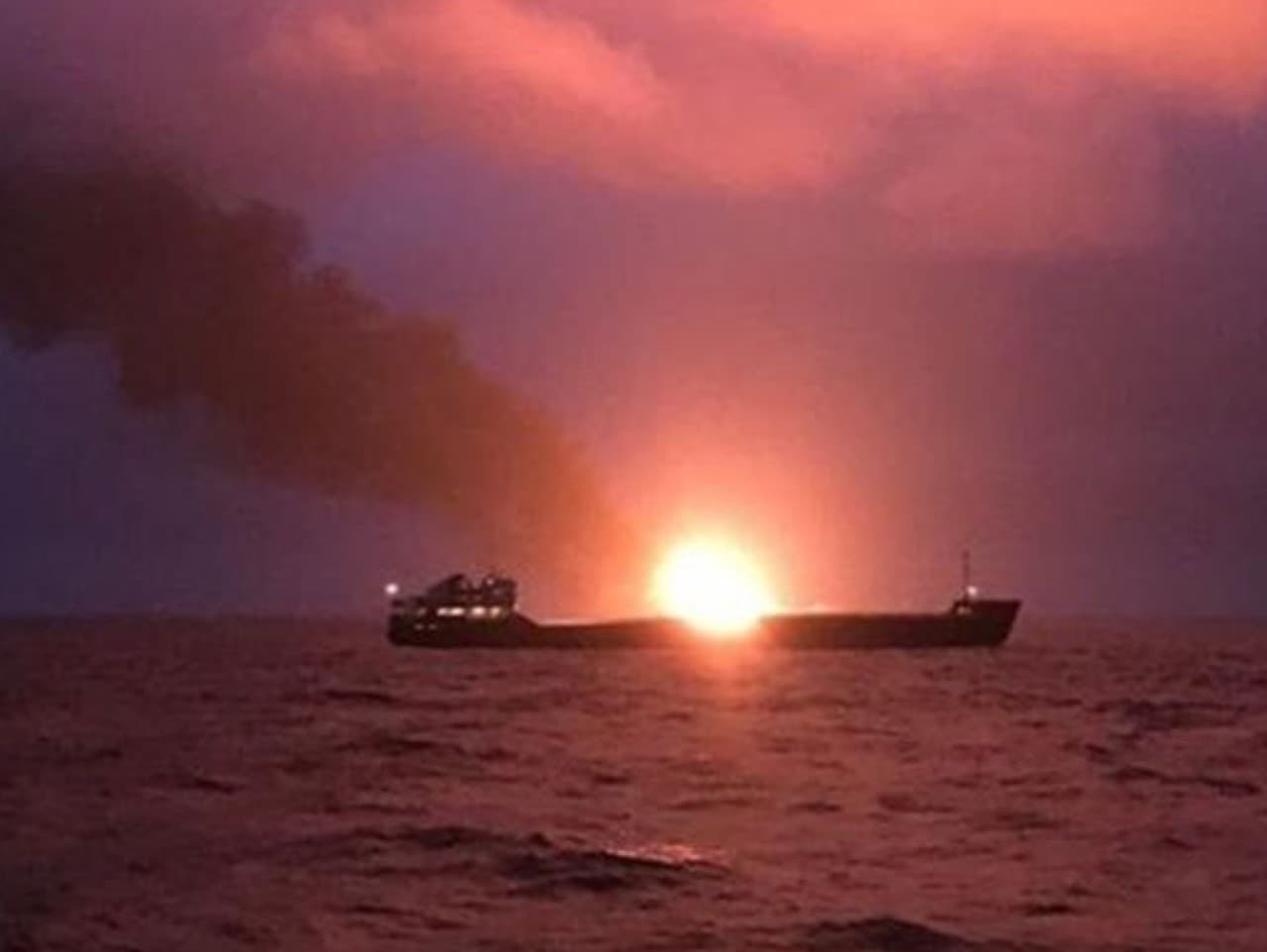 Nórsky tanker MT Strinda po zásahu raketou, ktorá bola odpálená z Jemenu