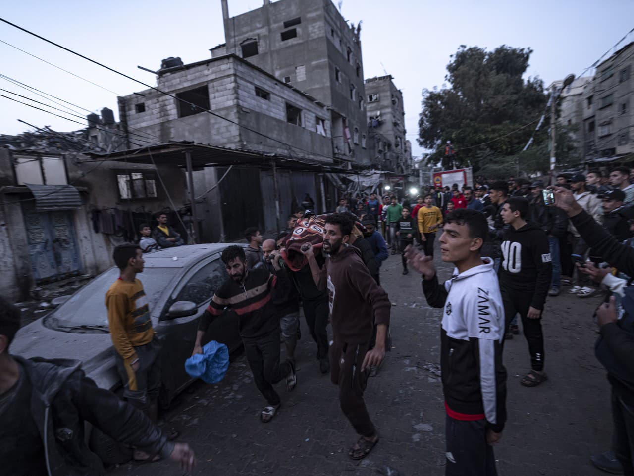 Palestínčania odnášajú telo počas ostreľovania v Gaze