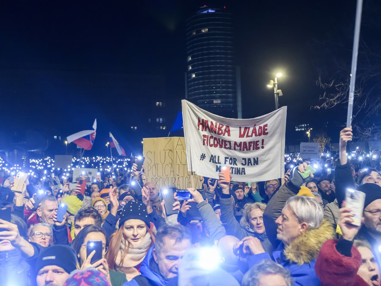 Na snímke ľudia sa účastnia na druhom spoločnom proteste opozície - hnutia Progresívne Slovensko (PS), strany Sloboda a Solidarita (SaS) a Kresťanskodemokratického hnutia proti rušeniu Úradu Špeciálnej prokuratúry (ÚPŠ) pred Úradom vlády SR v Bratislave 1