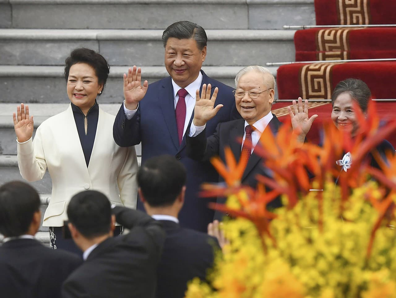 Čínsky prezident Si Ťin-pching (druhý zľava), jeho manželka Peng Liyuan (vľavo), generálny tajomník Komunistickej strany Vietnamu Nguyen Phu Trong (druhý sprava) a jeho manželka Ngo Thi Man