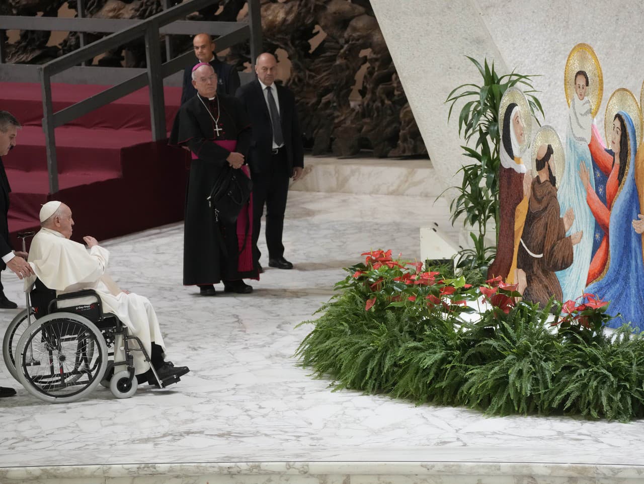 Pápež František sa modlí pred betlehemom počas týždennej generálnej audiencie vo Vatikáne