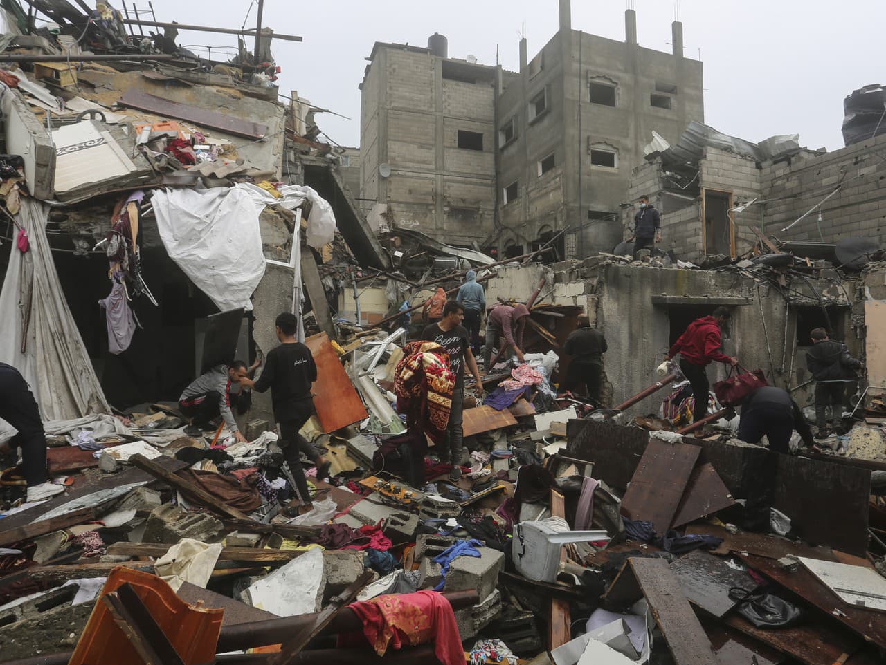 Palestínčania zachraňujú svoje veci zničené po izraelskom leteckom útoku na pásmo Gazy v Rafahu.
