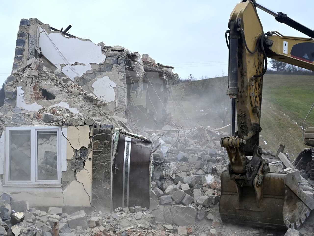 V Baškovciach začali s búraním prvého domu po zemetrasení