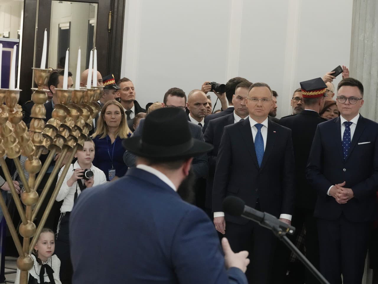 Poslanci parlamentu, prezident Andrzej Duda (druhý sprava) a poľská židovská komunita sa stretávajú počas poslednej noci Chanuky