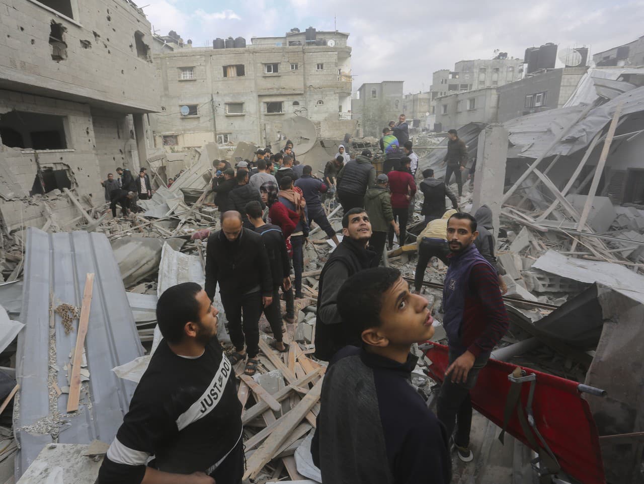 Palestínčania pátrajú po preživších po izraelskom leteckom útoku v Rafahu v Pásme Gazy
