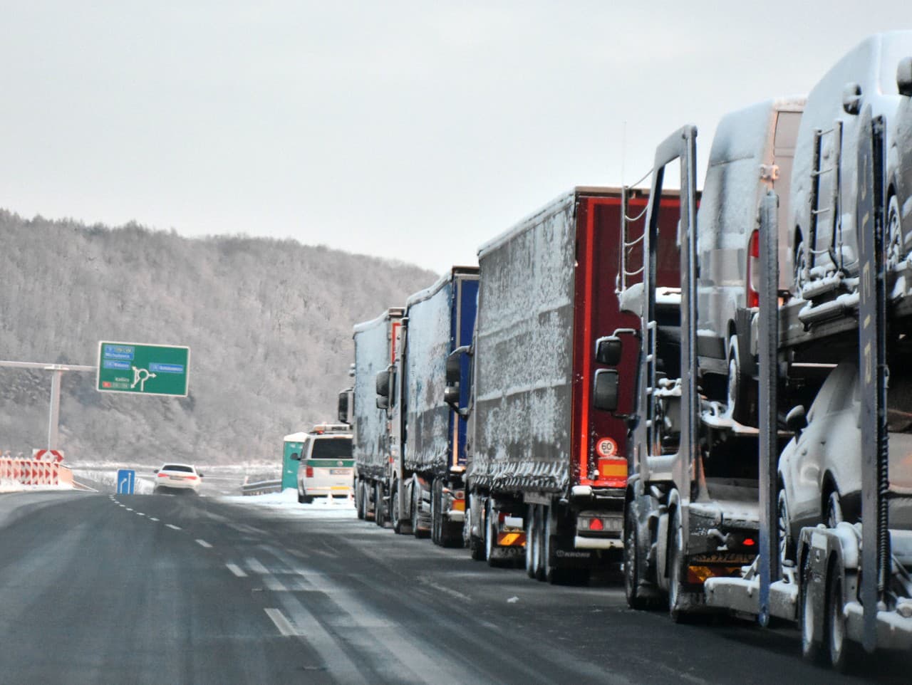 Kamióny sú odstavované v súvislosti s blokáciou hraničného priechodu Vyšné Nemecké a hustotou kamiónovej dopravy smerujúcou k hranici s Ukrajinou