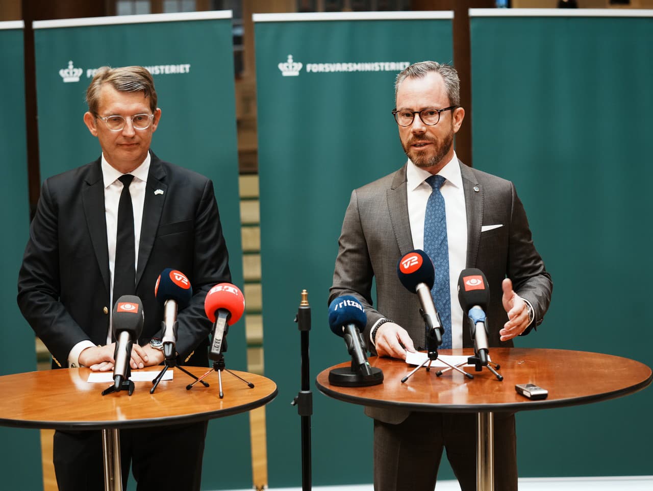 Jakob Ellemann-Jensen (vpravo) a Troels Lund Poulsen stoja na tlačovej konferencii v Kodani