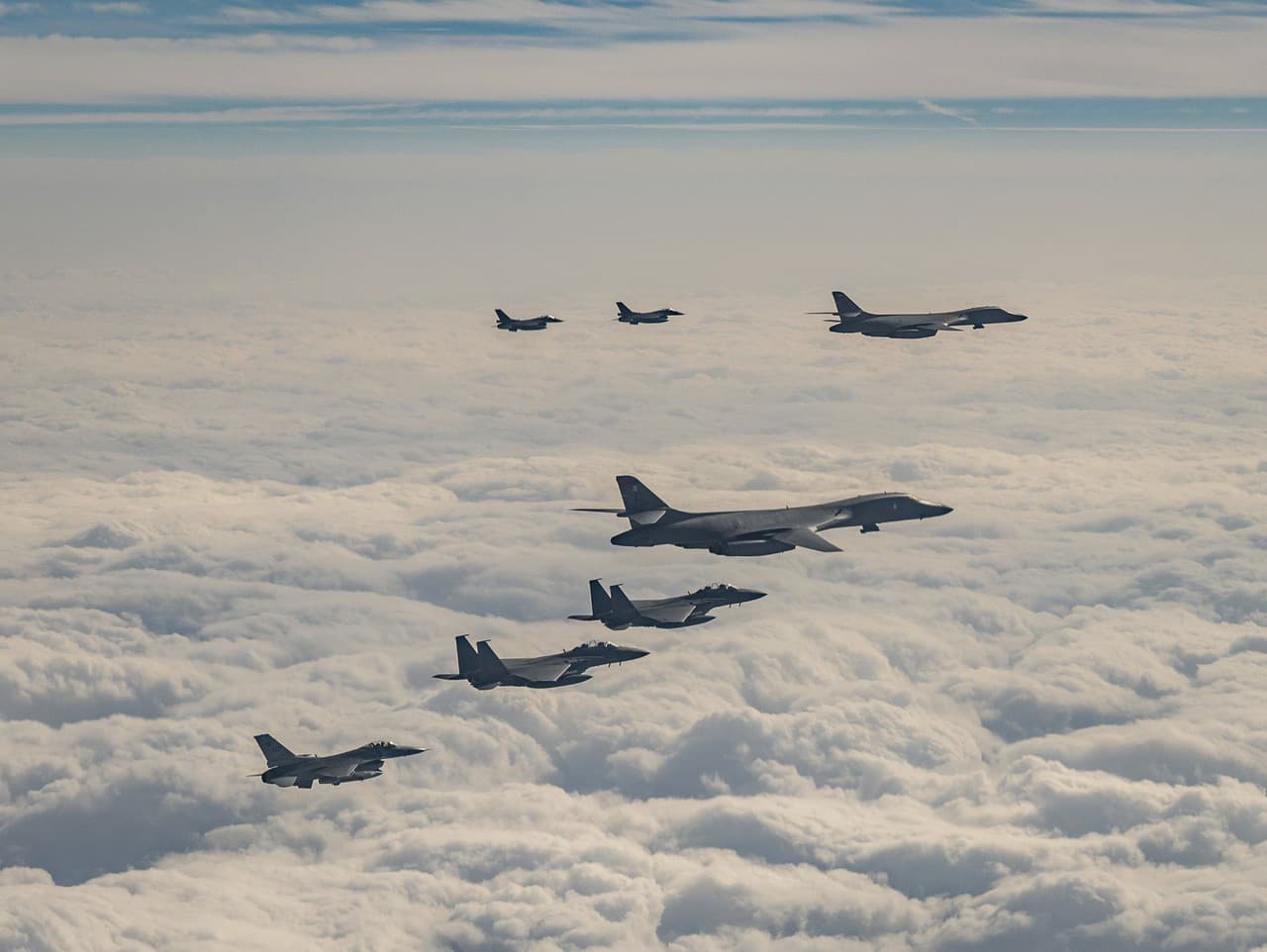 Bombardéry B-1B a stíhačky F-16,  F-15K,  F-2