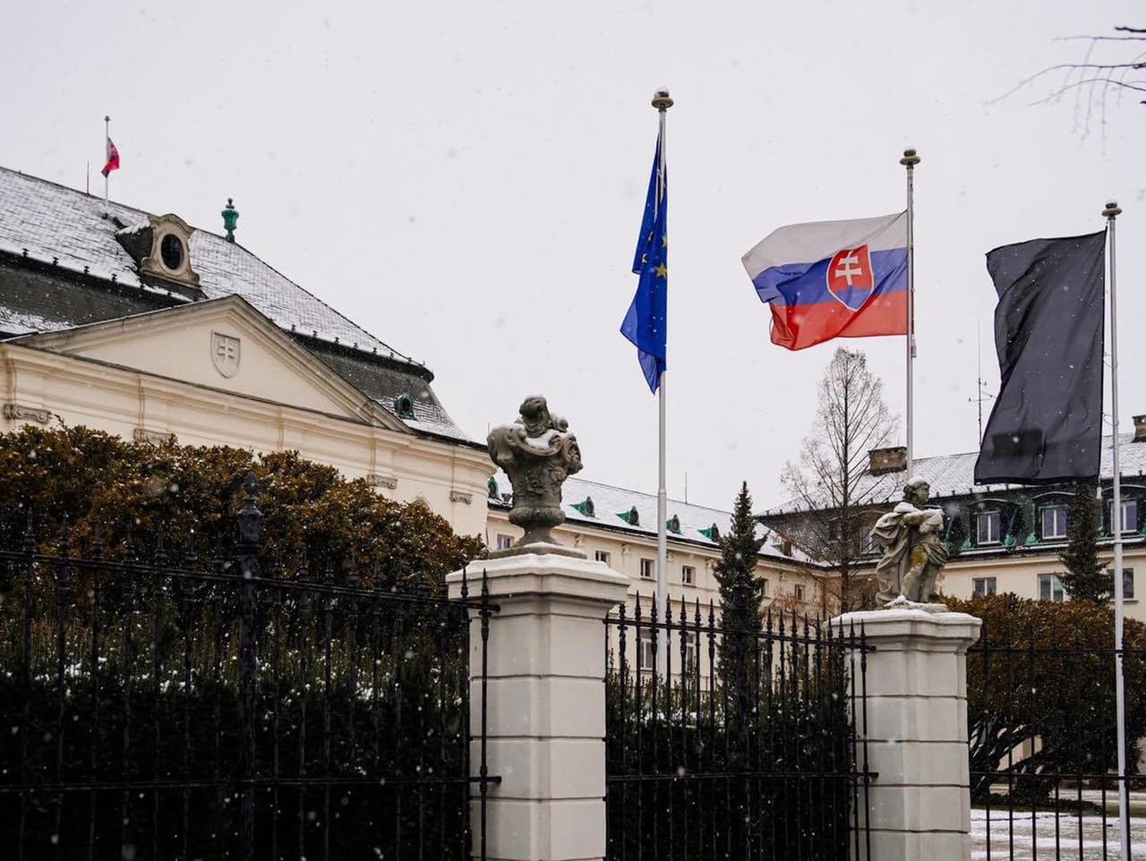 Úrad vlády SR vyvesil na znak solidarity so streľbou v Prahe čiernu vlajku