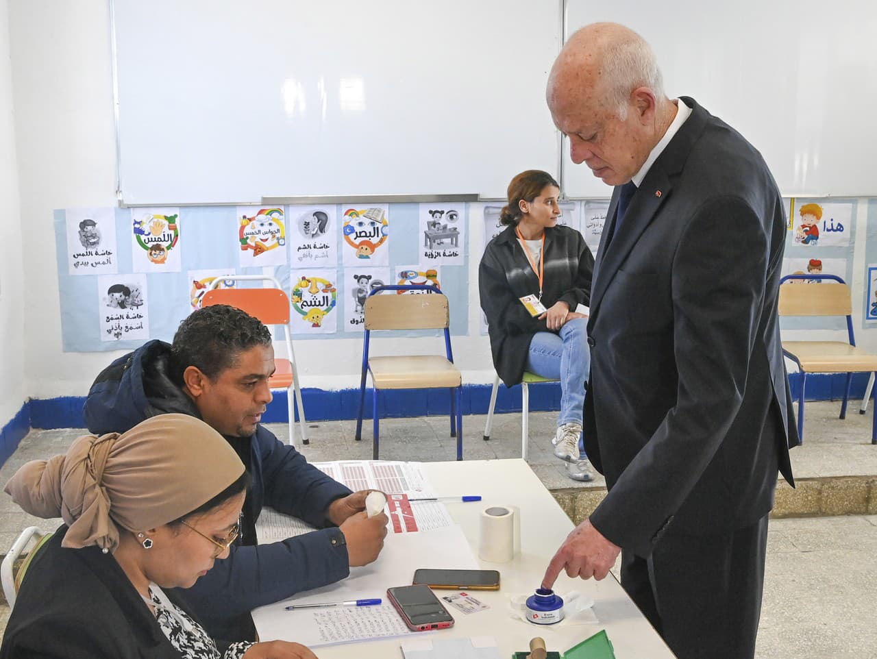 Volieb sa zúčastnil aj súčasný tuniský prezident Kais Saied.