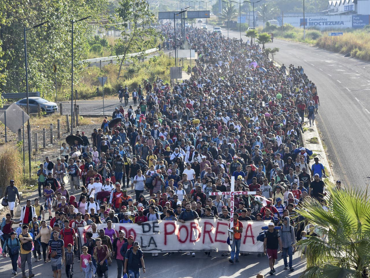 Tisícky migrantov v karaváne smerujú k Spojeným štátom americkým 