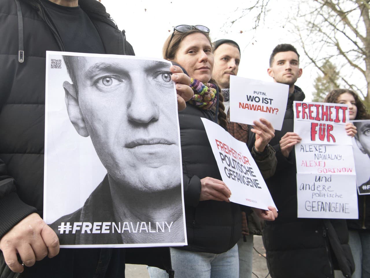Demonštranti sa zhromažďujú pred domom ruského veľvyslanca Sergeja Nečajeva a požadujú slobodu pre všetkých politických väzňov v Rusku