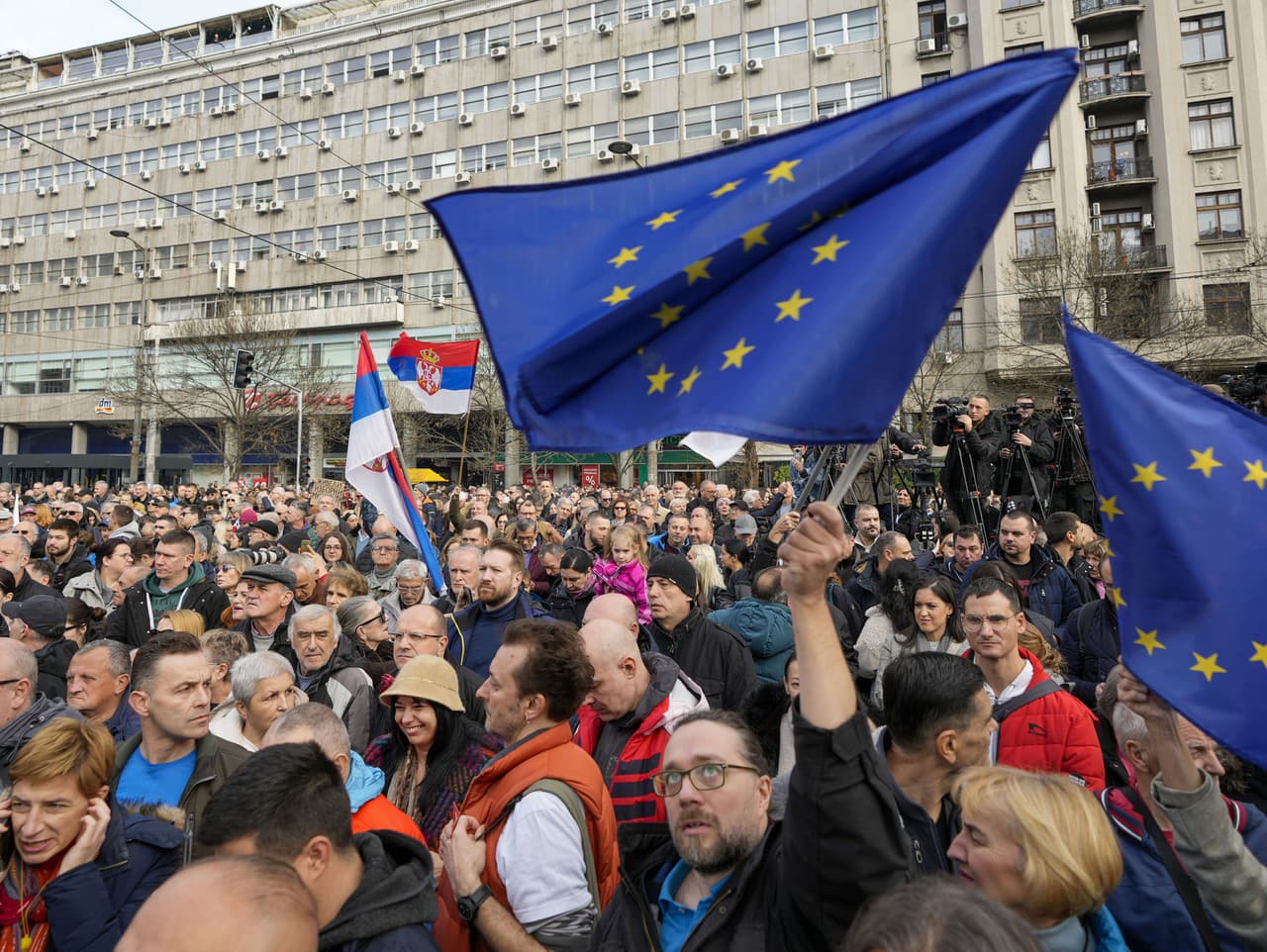 Tisíce Srbov protestovali proti údajným podvodom vo voľbách