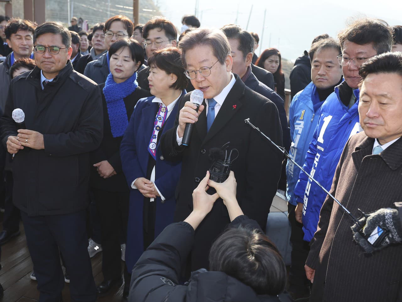 Juhokórejský opozičný líder I Če-mjong (uprostred) hovorí počas návštevy staveniska nového letiska v juhokórejskom Pusane.