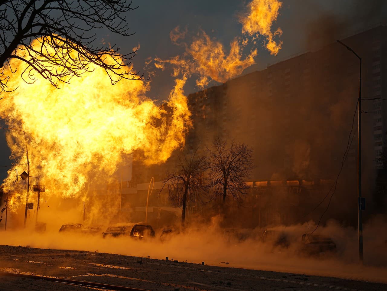 Požiar a dym stúpajú po ruskom útoku v Kyjeve.