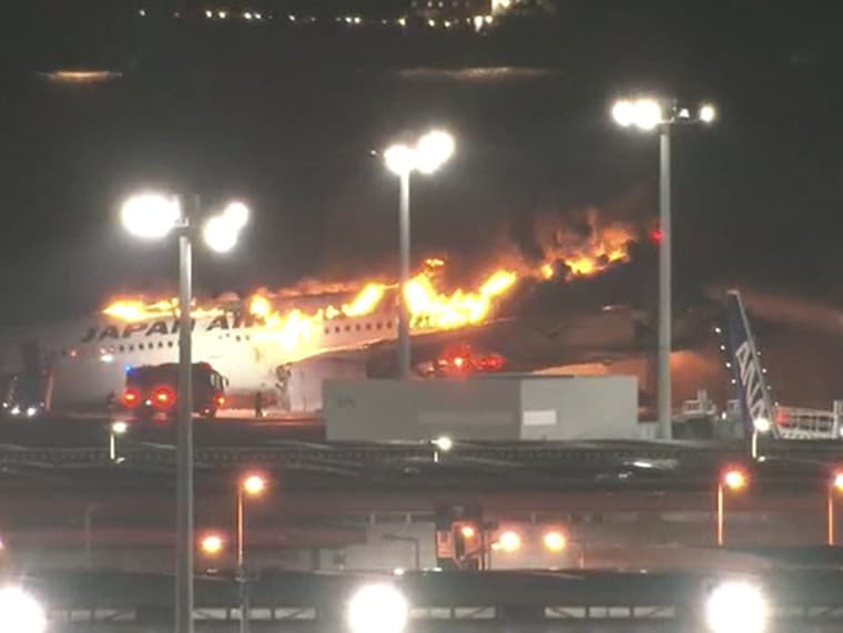 Požiar lietadla na dráhe tokijského letiska.