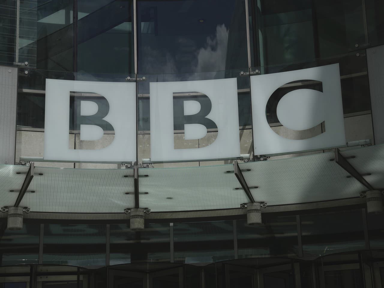 Nápis britskej BBC na budove v Londýne