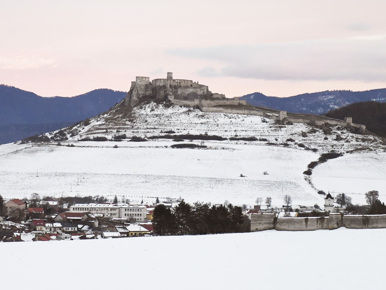 Pohľad na Spišský hrad v zime