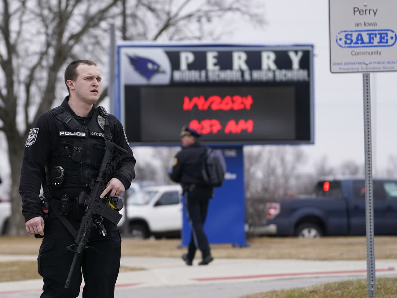 Policajt zasahuje počas streľby na strednej škole v meste Perry, americkom štáte Iowa vo štvrtok 4. januára 2024.